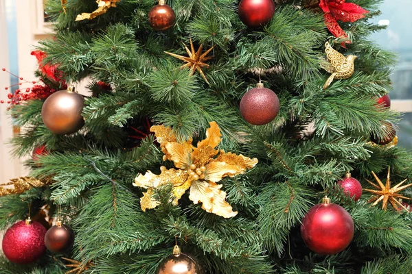 用豪华的装饰品和包布装饰的大圣诞树 — 图库照片