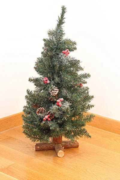 Μίνι Χριστουγεννιάτικο Δέντρο Στο Σπίτι Όροφος — Φωτογραφία Αρχείου