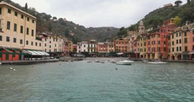 Portofino, İtalya - 01 Şubat 2018: Kış, birkaç kişi küçük köy Portofino, İtalya.