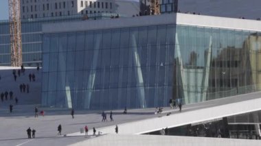 Oslo, Norveç - 29 Ekim 2016: Yeni Opera konut yapı Oslo, Norveç, insanlar.