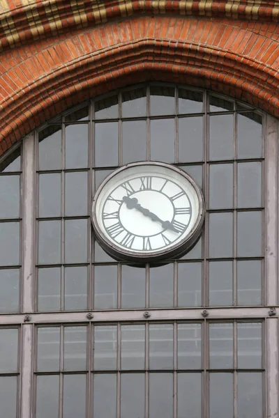 匈牙利布达佩斯市场大厅玻璃的公共时钟 — 图库照片