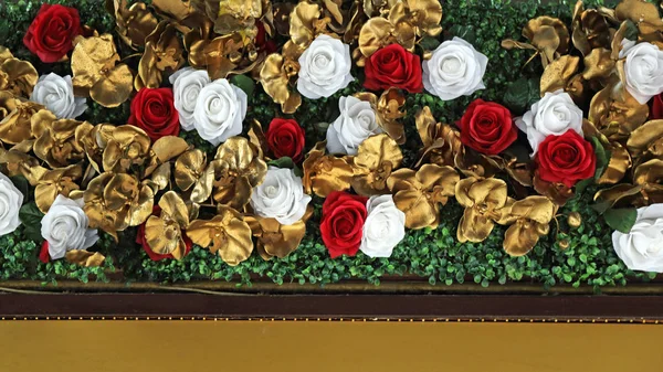 Roses Flowers Gold Foilage Luxury Decor — Stock Photo, Image