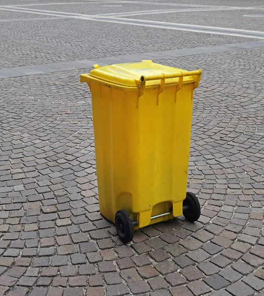 Bin Plástico Amarelo Wheelie Praça Cidade — Fotografia de Stock