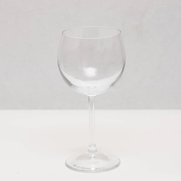 Leeres Klares Weinglas Vor Weißem Hintergrund — Stockfoto
