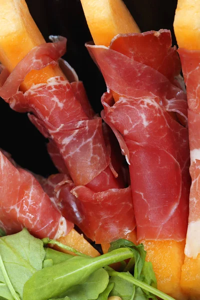 Italienska Prosciutto Insvept Över Klistermärken Melon — Stockfoto