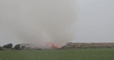 Ağır duman kirliliği ile çöp çöp yangın, itfaiye