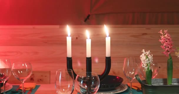 Lit Tres Velas Candelabro Cabina Madera — Vídeo de stock