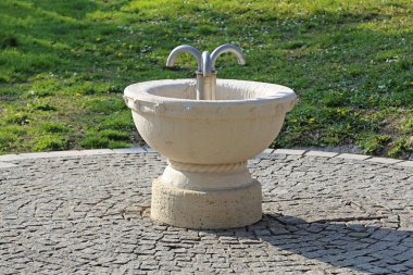 Küçük yuvarlak taş çeşme Park