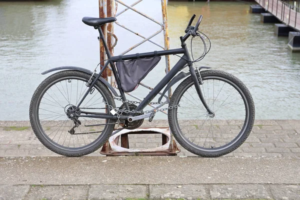 Bicicleta Negra Bloqueada Con Cadena Candado Poste —  Fotos de Stock