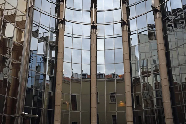 Edifício Escritório Moderno Com Reflexos Vidro Colunas — Fotografia de Stock