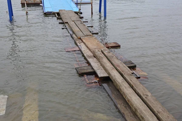 Tableros Tablones Flotantes Puente Sobre Inundaciones Agua — Foto de Stock