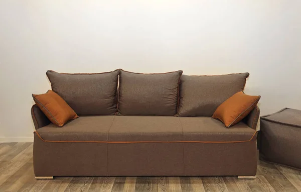 Kahverengi Tekstil Kanepe Oturma Odasında Yastık Ile — Stok fotoğraf