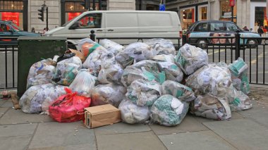 London, Büyük Britanya - 22 Haziran 2012: büyük yığın açık çöp torbaları Regent Street Londra, İngiltere.