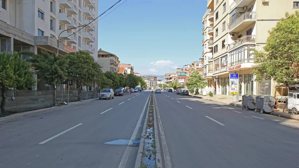 Shkoder, Arnavutluk - 25 Temmuz 2012: Shkoder, Arnavutluk'ta Rruga Kemal Dracini Street Town Centre.