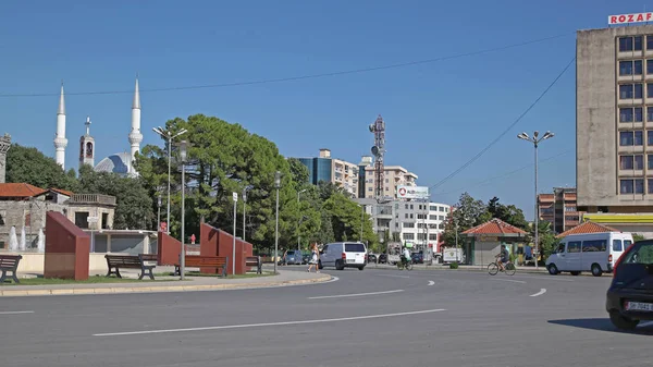 Shkoder アルバニア 2012 Ebu Bekr モスクの塔の教会の鐘塔と Shkoder アルバニアのデモクラシー広場の噴水 — ストック写真