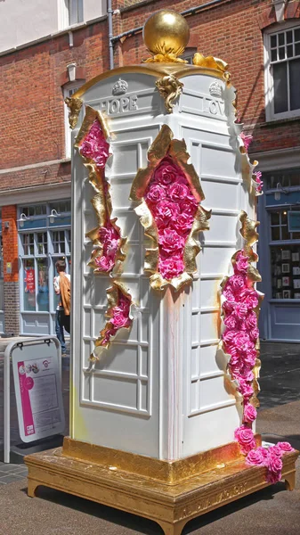 London Büyük Britanya Haziran 2012 Telefon Kulübesi Hayat Porselen Heykel — Stok fotoğraf
