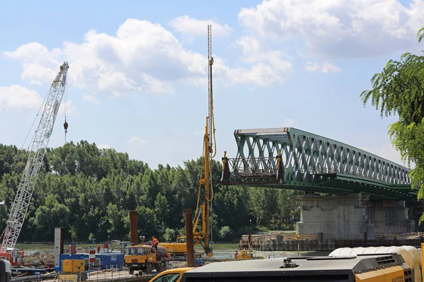 Bratislava, Slovakya - 10 Temmuz 2015: İnşaat alanında yeni çelik köprü bitti Tuna Nehri Bratislava, Slovakya.