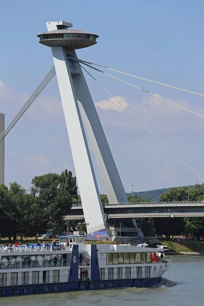 ブラチスラヴァ スロバキアで有名な Ufo の橋の下でドナウ川峠のブラチスラヴァ スロバキア 2015 クルーズ船 — ストック写真