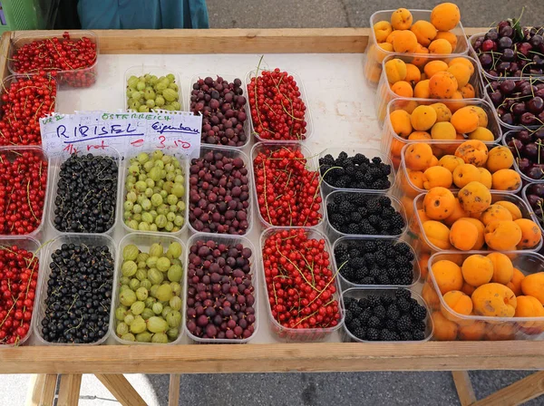 Olika Färska Bär Frukt Plastbrickor — Stockfoto