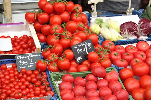 Kirschtomaten Und Verschiedene Tomaten Kisten Auf Bauernmarkt — Stockfoto