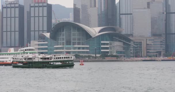 Centro Convenciones Exposiciones Con Star Ferry Cruzando Victoria Harbour Hong — Vídeo de stock