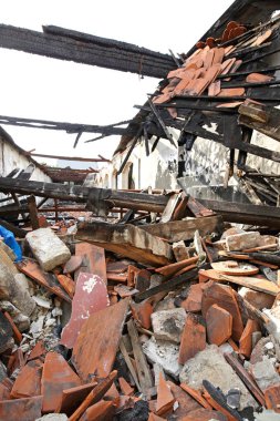 Yangından Sonra Fabrikada Çökmüş Çatı ve Yanmış Ahşap Yapı