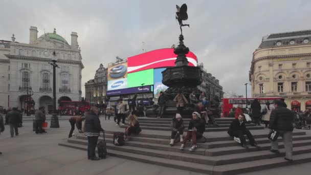 ロンドン イギリス 2013 エロス像噴水 ロンドン 英国の観光客にピカデリー サーカス広場 — ストック動画