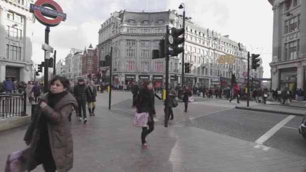 London United Kingdom January 2013 Pedestrians Crowd Oxford Circus Intersection — Stock Video
