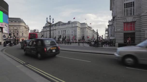 ロンドン 英国のロンドン イギリス 2013 ピカデリー サーカス広場冬の日交通 — ストック動画