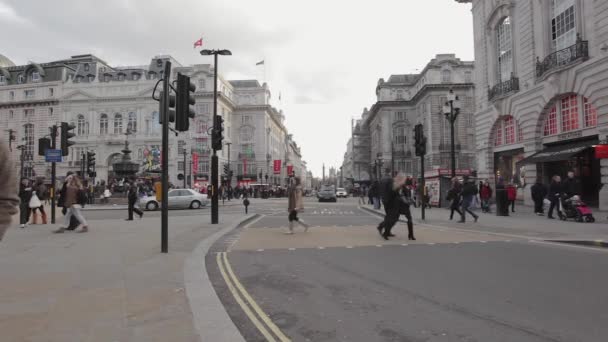 ロンドン イギリス 2013 歩行者観光客やロンドンのピカデリー サーカスで冬の日のトラフィック — ストック動画