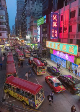 Kowloon, Hong Kong - 22 Nisan 2017: Minibüs hafif toplu taşıma Tung Choi Caddesi'ndeki Mong Kok, Kowloon, Hong Kong.