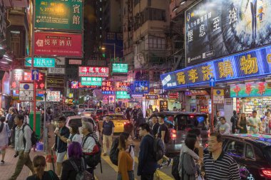 Kowloon, Hong Kong - 22 Nisan 2017: Kalabalık insan ve gece arabalara Mong Kok, Kowloon, Hong Kong.