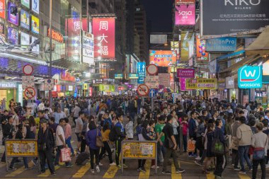 Kowloon, Hong Kong - 22 Nisan 2017: Kalabalığın alan yayalara gece Mong Kok, Kowloon, Hong Kong.