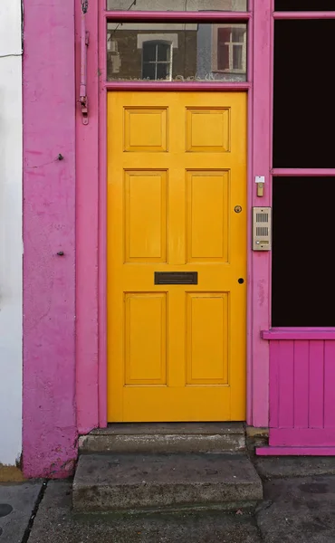 Gele Deur Met Roze Deur Portobello Londen — Stockfoto