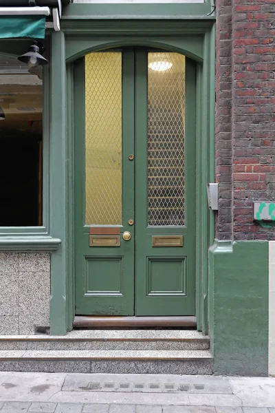 Πράσινη Διπλή Πόρτα Πόρτα Ασφαλείας Γυάλινη Είσοδος Στο Λονδίνο — Φωτογραφία Αρχείου