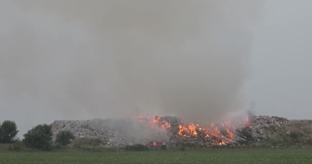 Brandweerlieden Bij Afval Dumpen Stortplaats Vuur Rook Vervuiling — Stockvideo
