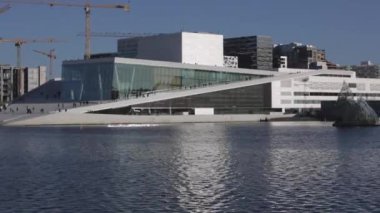 Oslo Norveç güneşli günde yeni Opera Binası