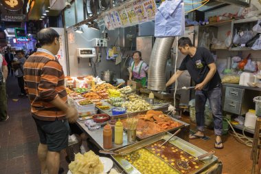 Kowloon, Hong Kong - 22 Nisan 2017: Kowloon, Hong Kong Mong Kok, Fast Food mutfak.