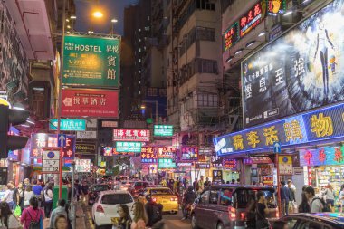 Kowloon, Hong Kong - 22 Nisan 2017: Kalabalık insan ve gece arabalara Mong Kok, Kowloon, Hong Kong.
