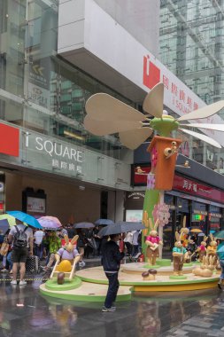 Kowloon, Hong Kong - 22 Nisan 2017: Ahşap tavşan oyuncak önünde isquare alışveriş merkezi Tsim Sha Tsui, Hong Kong, Çin.