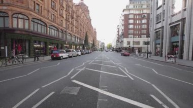 London, Büyük Britanya - 20 Kasım 2013: kış günü yoğun trafik kesiştiği yakınındaki evleri Parlamentosu London, Büyük Britanya.