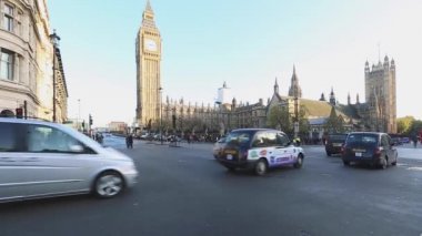 London, Büyük Britanya - 19 Kasım 2013: kış günü trafik Knightsbridge, Londra, İngiltere.