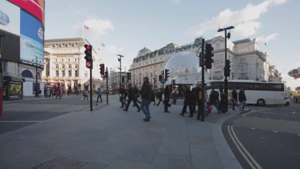 London Vereinigtes Königreich November 2013 Wintertagsverkehr Piccadilly Circus Mit Großer — Stockvideo