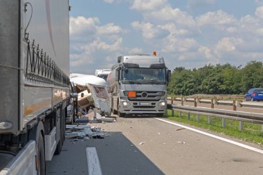 Yarı kamyon ve karavan römork trafik kazası Otoban