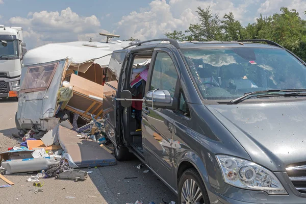Karavan Van Otobanı Trafik Kazası — Stok fotoğraf