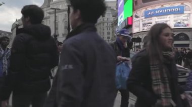 London, Büyük Britanya - 27 Ocak 2013: Piccadilly Circus Meydanı kış günü trafik London, Büyük Britanya.