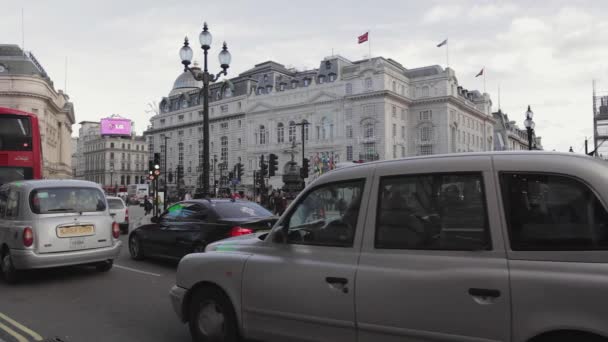 ロンドン イギリス 2013 が表示され ピカデリー サーカス広場観光客冬の日のロンドン イギリスのネオン — ストック動画