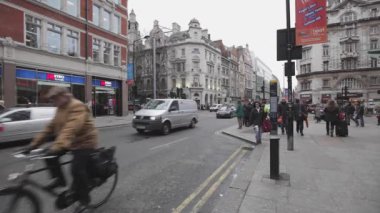 London, Büyük Britanya - 28 Ocak 2013: sokak süpürge ve Road Sweeper Makineli kamyon yüksek Holborn Londra, İngiltere.