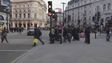 London, Büyük Britanya - 27 Ocak 2013: yaya turist ve Piccadilly Circus Londra, İngiltere'de kış günü trafiği.