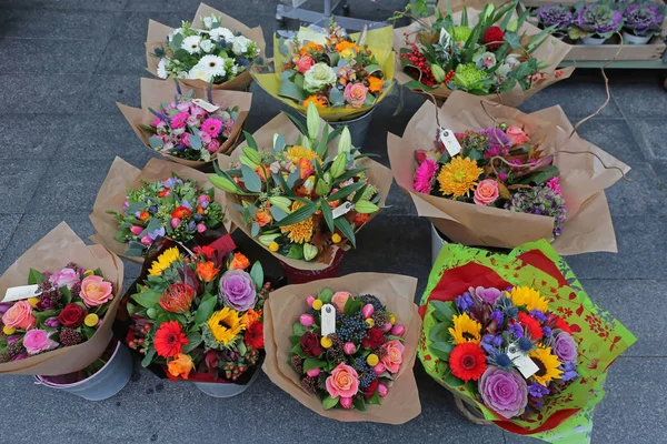 Kytice Čerstvých Květin Před Prodejnou Květinářství — Stock fotografie